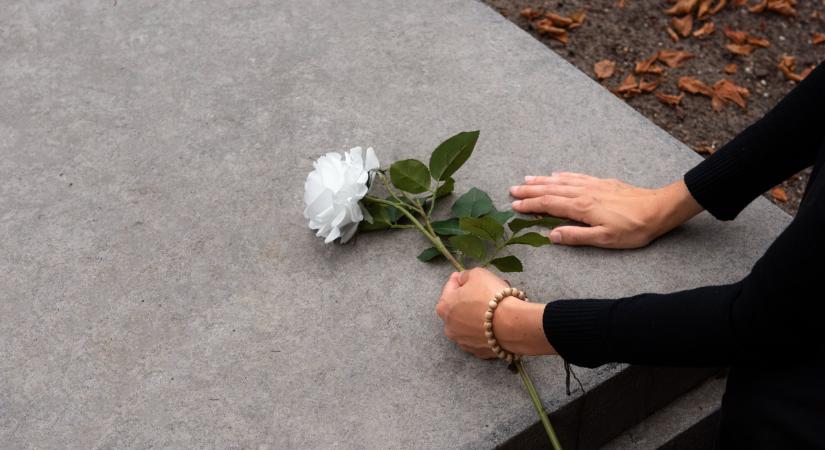 Saját ravatalán beszélt a férfi – 10 millióért életre keltették az elhunytat