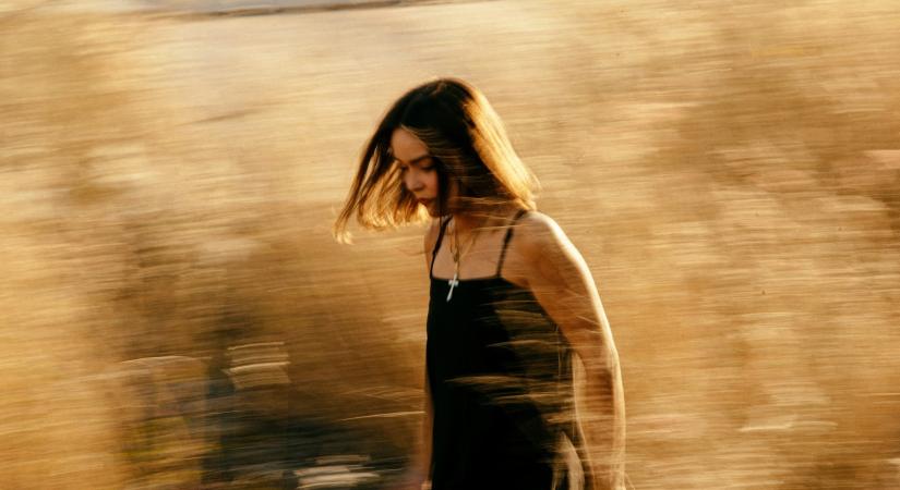 „Elvált szingli vagyok és egy kis albérletben élek” Miért büntetnek, ha párkapcsolat helyett a lelki békét választod?