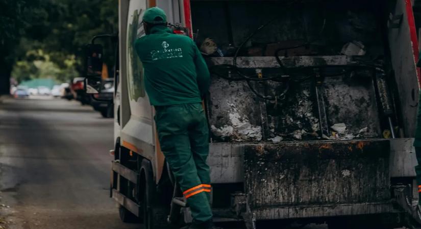 Drámai pillanatok Kispesten: kigyulladt egy kukásautó