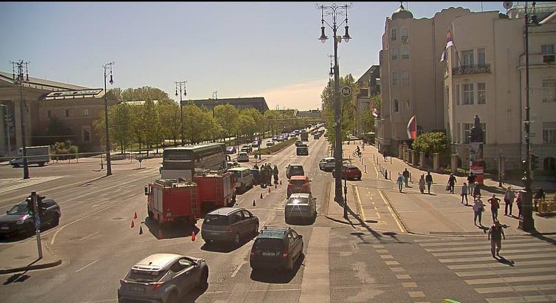 Turistabusz és több autó karambolozott a Hősök tere közelében