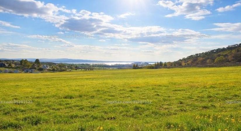Ennyibe kerül most egy balatoni telek a nyugati parton – nem mind elérhetetlen