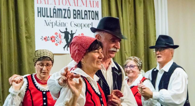 Önálló gálaestet tartott a Hullámzó Balaton Néptánccsoport (galéria)