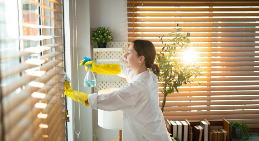 Felejtsd el a drága tisztítószereket: egyetlen konyhai eszköz, amivel másodperc alatt ragyogni fog a reluxád