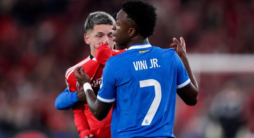 Vb 2026: piros lap jár a vitatkozás közben a száját eltakaró játékosnak