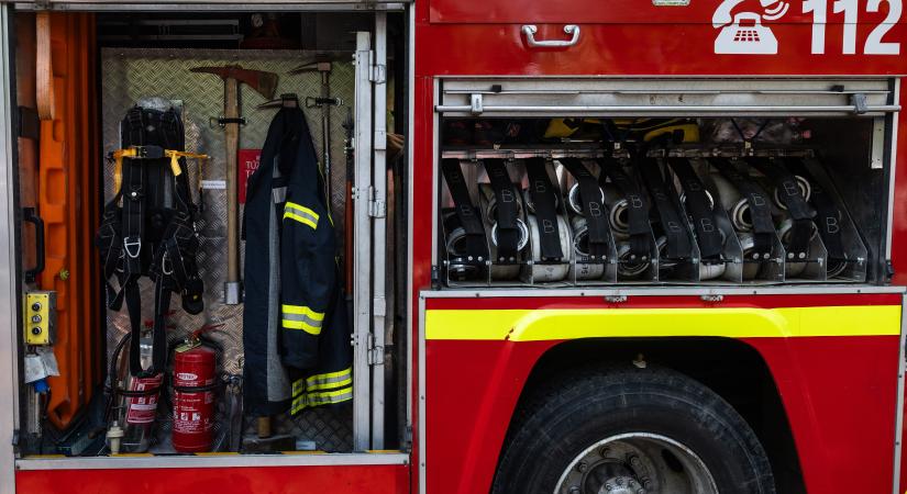 Lángra kapott egy kukásautó Kispesten, utcára öntötték a kigyulladt szemetet