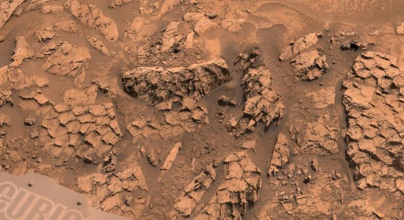 A Curiosity marsjáró pikkelyszerű képződményekre bukkant a vörös bolygón
