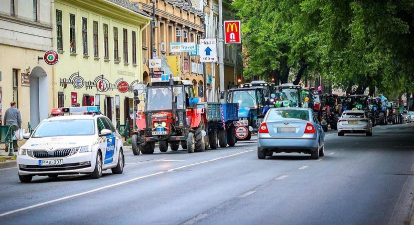 Színes menet vonult végig a városon, traktorokkal búcsúztak a csapósok (videó és galéria)