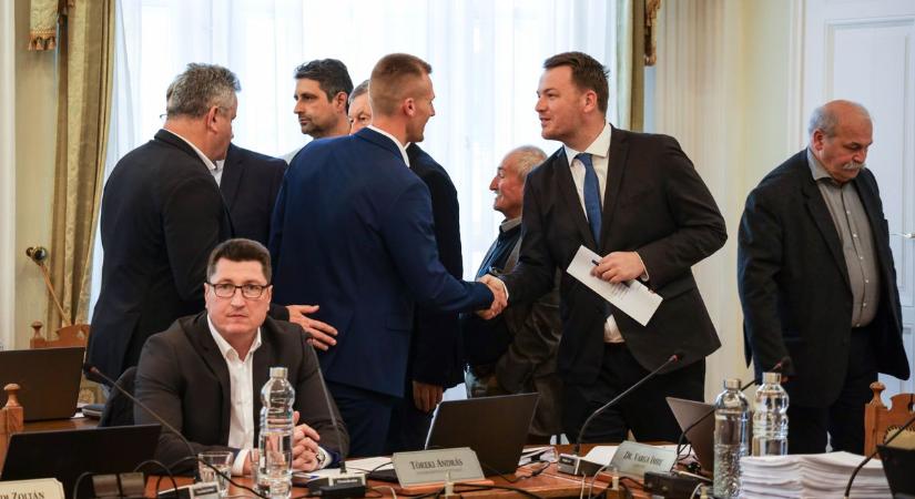 Egy sejtelmes mondat kíséretében választották meg Szolnok új alpolgármesterét – galériával