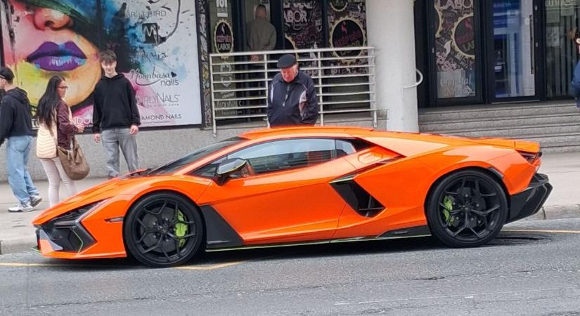 Bámulatos narancssárga Lamborghini tűnt fel a zalai városban – az ország egyik leggazdagabb embere tette tiszteletét