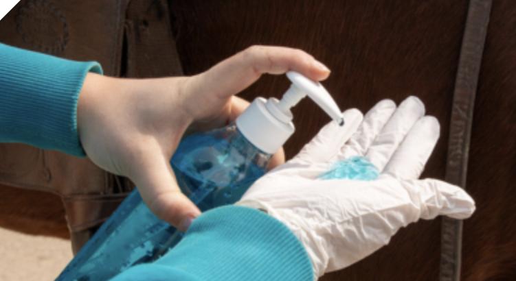 Nyeregbe szállt a Szupermenta: lógyógyászati termékeket vizsgált a Nébih