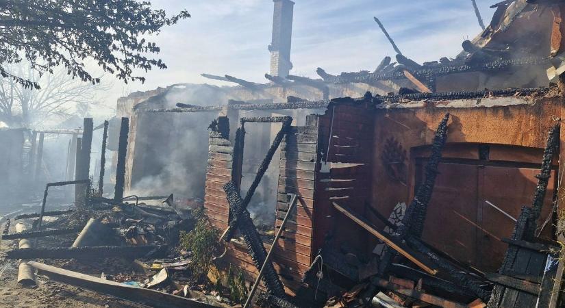 Most kell nagyon az összefogás: fotókon a vámospércsi pusztítás, több épületet is elvitt a brutális tűz