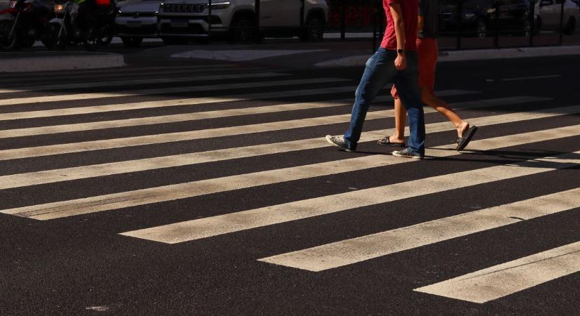Rendőrségi videó Kecskemétről: veszélyes jelenetek zajlanak nap mint nap az egyik belvárosi zebrán