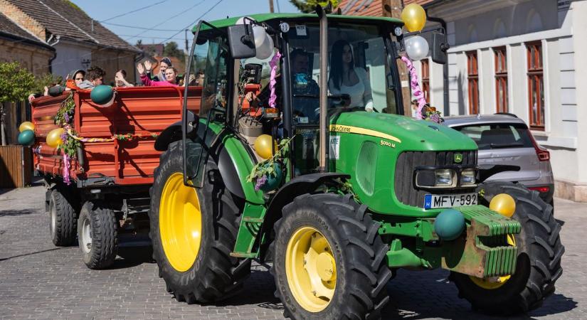 Traktoros ballagás: a platóról filmeztük végig a jávorkások búcsúját fotók, videó
