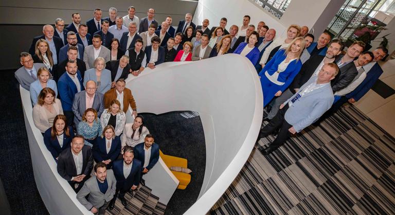 Iskolapadban a tiszás újoncok, így készül a parlamenti munkára a Tisza Párt frakciója