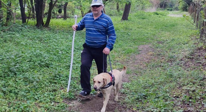 A szarvaskői férfit atombiztos társ segíti, ma előtte is tisztelegnek szerte a bolygónkon