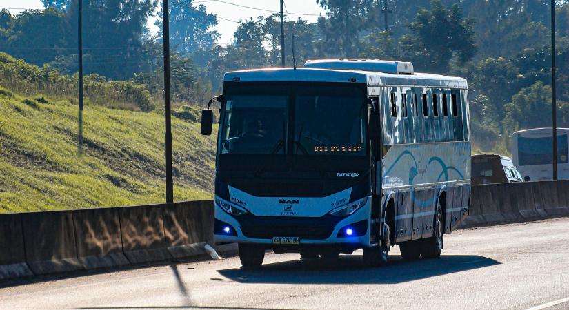 Véletlenül lábon lőtte barátnőjét a buszon, kitört a pánik a fedélzeten