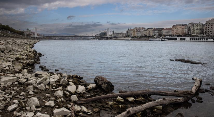 Annyira nincs víz a Dunában, hogy újra előbukkant az Ínség-szikla Budapesten