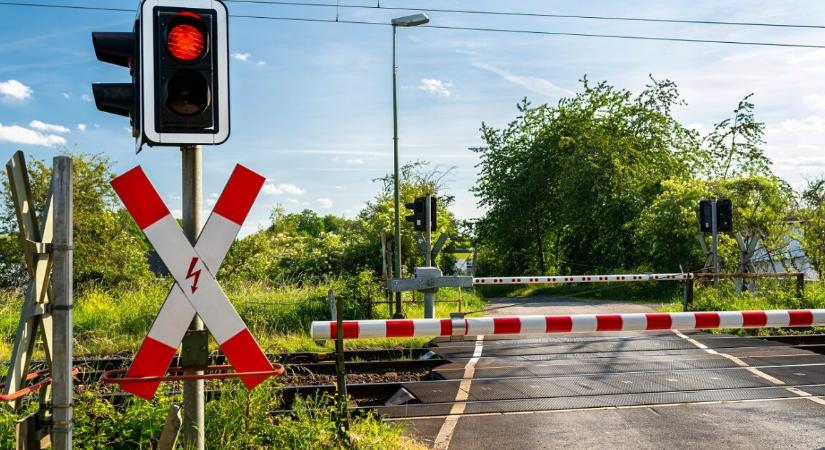 Szemtanúkat keres a rendőrség – videón a vasúti átjáróban történt eset