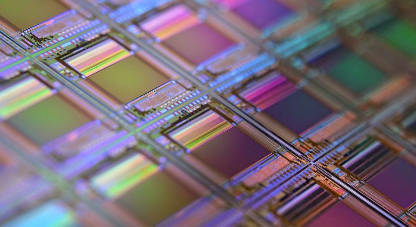 Az Intel már azokat a chipeket is értékesíti, amiket korábban selejtnek nyilvánítottak volna, akkora a chiphiány