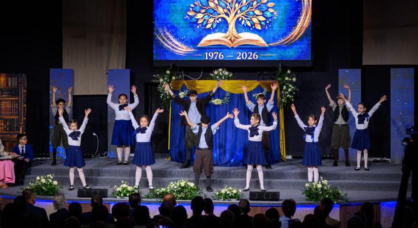 Gálaműsorral ünnepelte a fél évszázados jubileumát a Benedek Elek-iskola – fotókkal