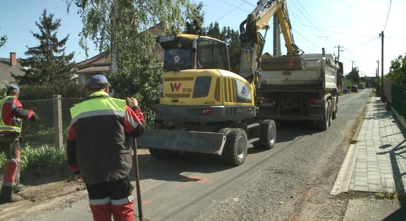 Új aszfaltréteget kap a Kiss József utca, a járdákat is korszerűsítik
