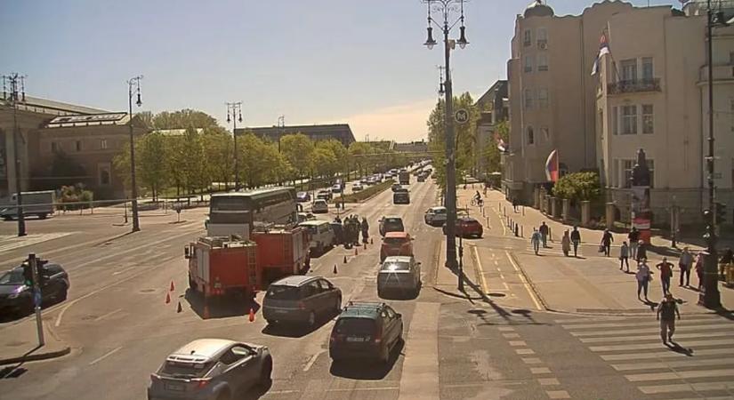 Turistabusz tartolt le több autót a budapesti Hősök terén