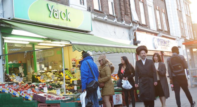 Két zsidó férfit megkéseltek egy londoni támadásban, állapotuk súlyos