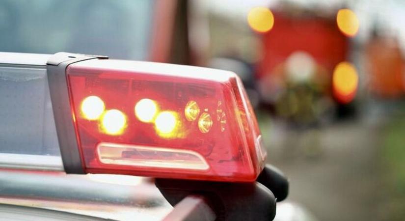 Súlyos baleset Zalában: két autó karambolozott és árokba zuhant, mentők a helyszínen