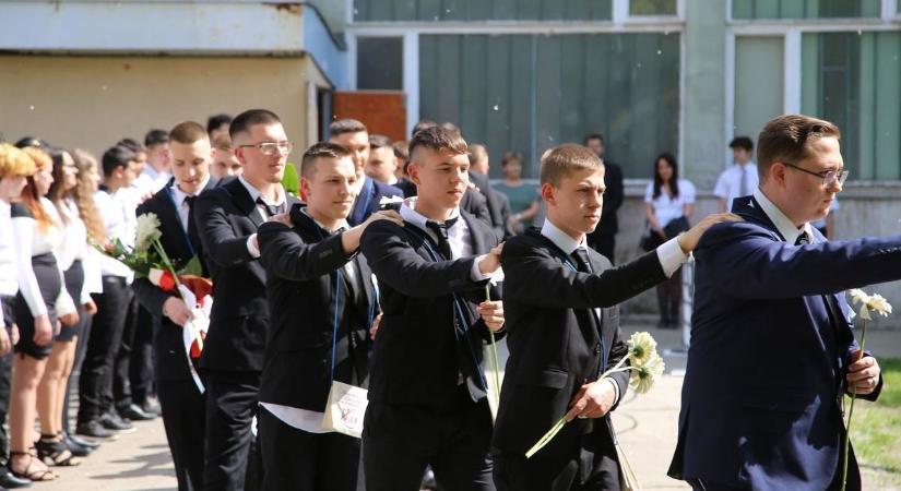 Középiskolai ballagások Dunaújvárosban – mutatjuk a pontos időpontokat