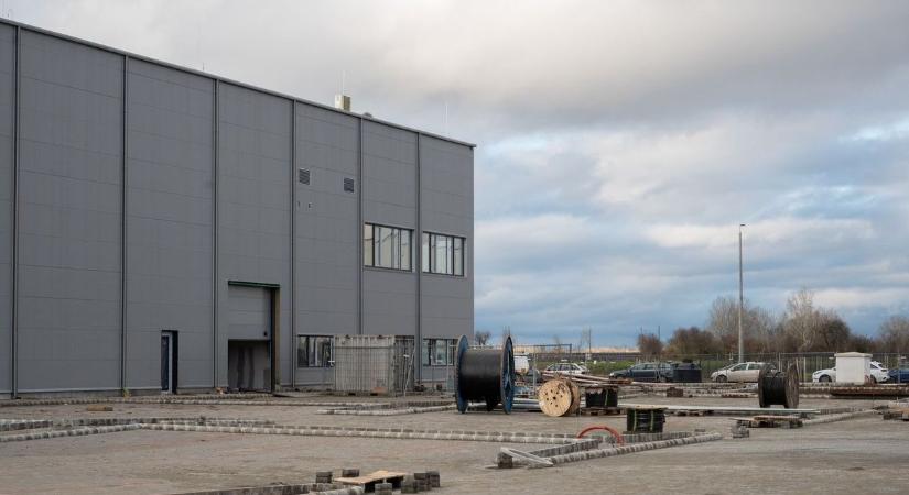 Kész a csarnok, de nem nyithatnak ki Debrecenben