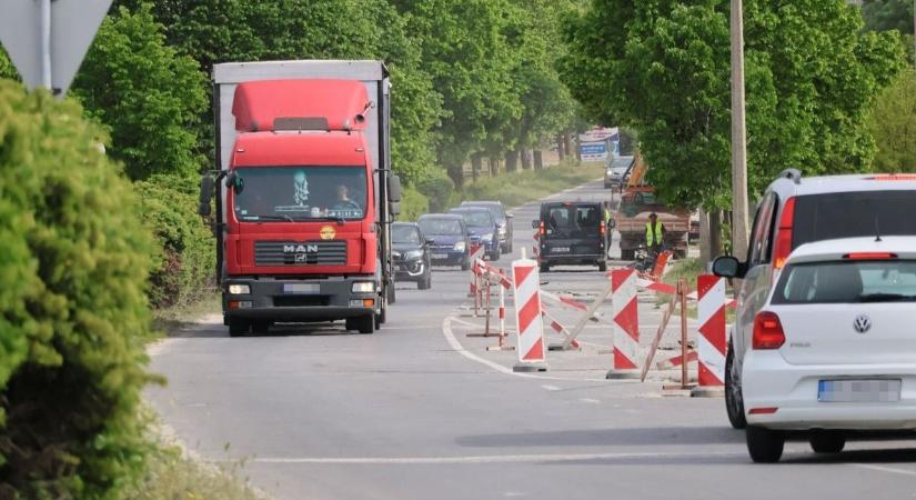 Közlekedők, figyelem! Lezárás miatt félpályán halad a forgalom