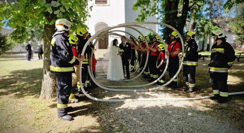 Ennek az esküvőnek nagyon megadták a módját a látrányi tűzoltók