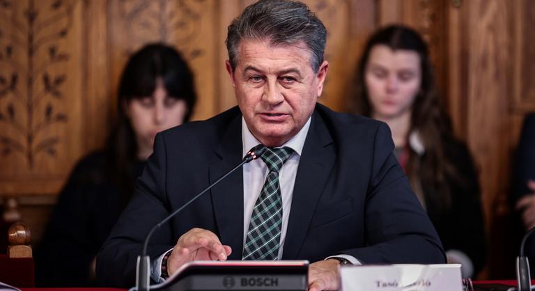 „A pofádat be fogom verni, öcsém!” – kiabálta Tasó László az őt közpénztolvajnak nevezőnek