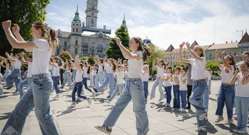 Lendületes flashmob: fiatal táncosok lepték el Győr szívét a Tánc Világnapján