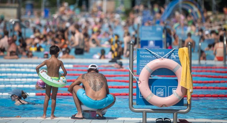 Drágább belépőjegyekkel és később nyitnak a magyarországi fürdők