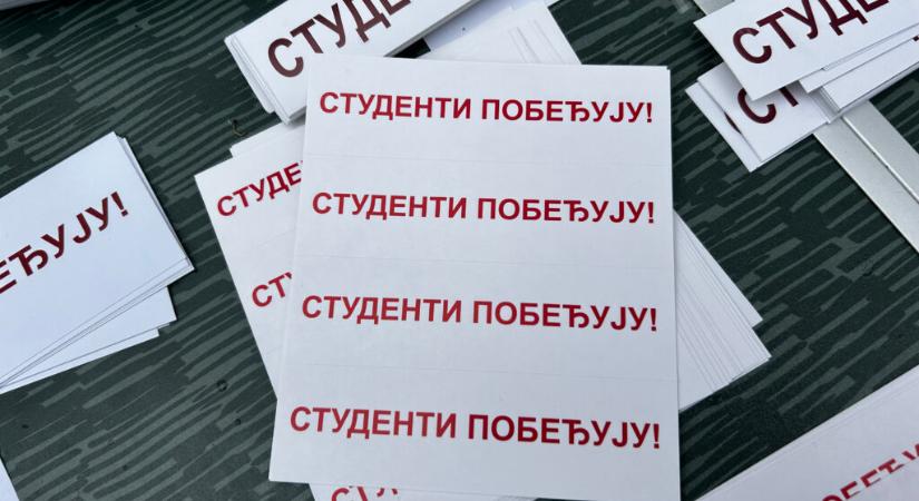 Egymással szemben állnak a diák és a haladók standjai