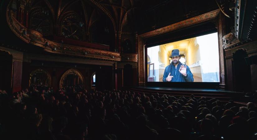 Közösséggé formálta a közönséget dr. Farkas Levente András és a Kék Cetli