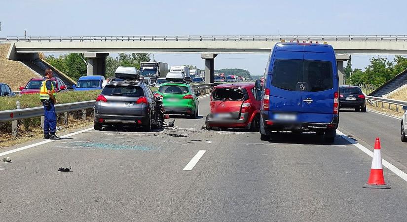 Nagy a baj az M7-esen: balesethez riasztották a tűzoltókat