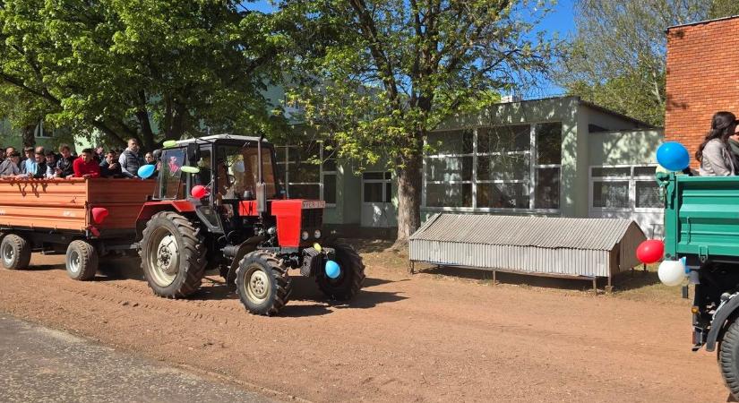 Dübörögtek a traktorok Nyíregyházán: így búcsúztak a Lippai végzősei – videó