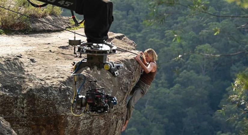 Charlize Theron rommá gyúrta magát 50 évesen a Csúcsragadozóra, de a Netflix csak egy karmolászó kiscicát adott neki