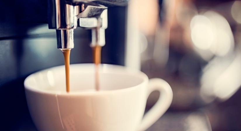 Egyre többen lecserélik a régi kávéfőzőket: ez hódít most a magyar konyhákban