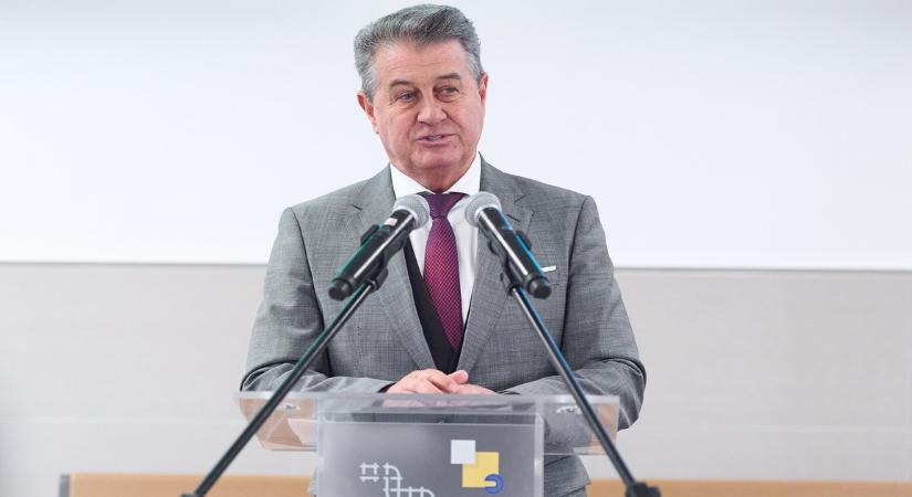 „A pofádat be fogom verni, öcsém!” – kiabálta a miniszteri biztos az őt közpénztolvajnak nevezőnek – itt a teljes hangfelvétel