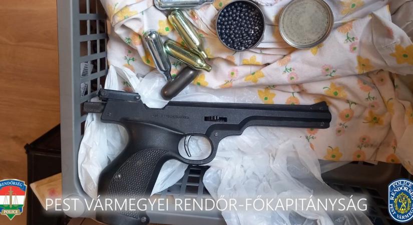 Kész fegyverarzenált találtak a solymári óvodába belövő férfi házában, először mindent tagadott