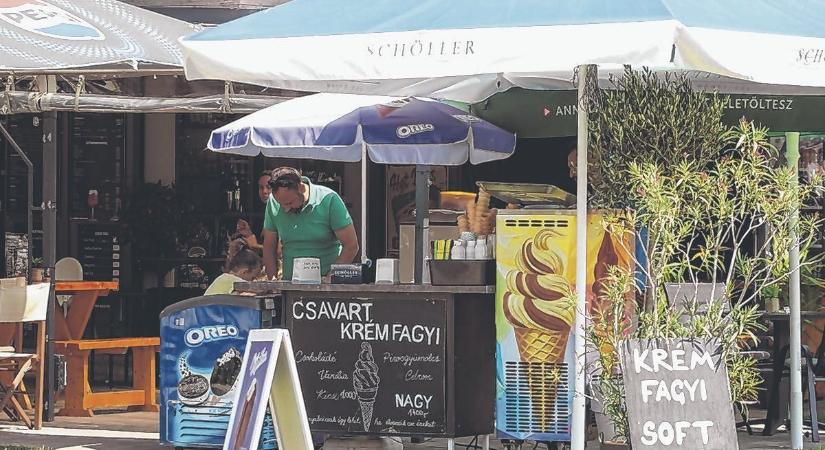 Vége a műsajtos lángosnak – idén nyáron célzottan a trükköző büfésekre csapnak le a Balatonnál