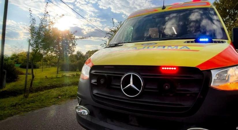 Kiderült, ki vezette az oszlopnak, majd egy fának is nekicsapódott autót – részletek a szolnoki balesetről