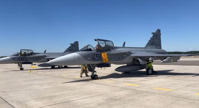 Rendkívüli: új vadászrepülőgépeket szerzett Magyarország, most landoltak a kecskeméti bázison – videón a Gripenek átadása