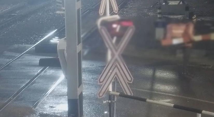 Hóna alá kapta a sorompót a debreceni ételfutár, majd elképesztő dolgot próbált vele – videón a börleszk