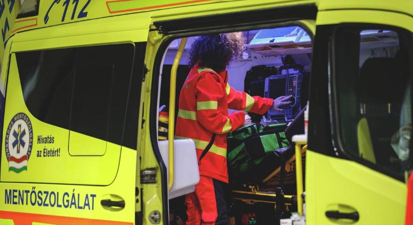 Mentő száguldott a pályára Borsodban – drámai pillanatok után kórházba szállították a focistát