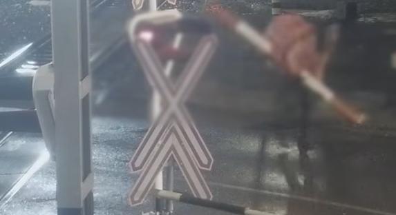 Vasúti átjáróban rongált – keresik a debreceni rendőrök