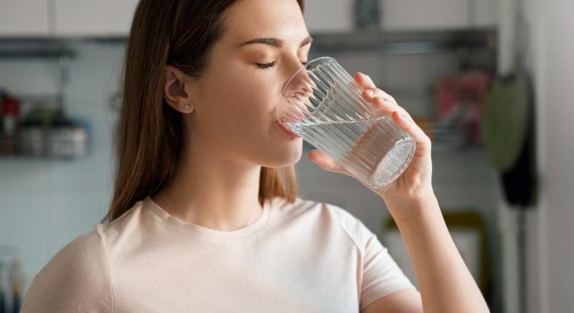 „Soha nem volt még ilyen lapos a hasam” – hódít a neten a kínai víztrükk